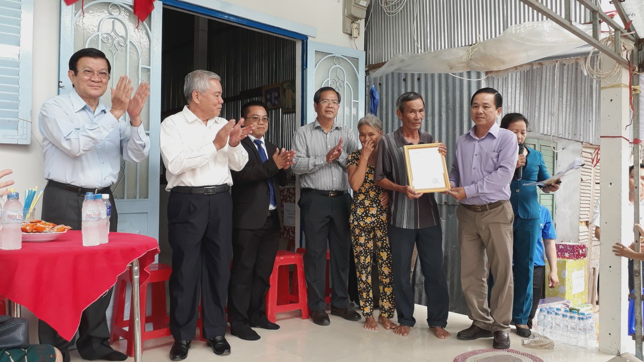 Nguyên Chủ tịch nước Trương Tấn Sang trao nhà ở Trần Đề