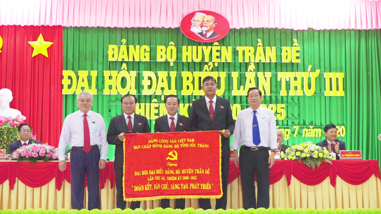 Đ/c Phan Văn Sáu - Bí thư Tỉnh ủy tặng cờ