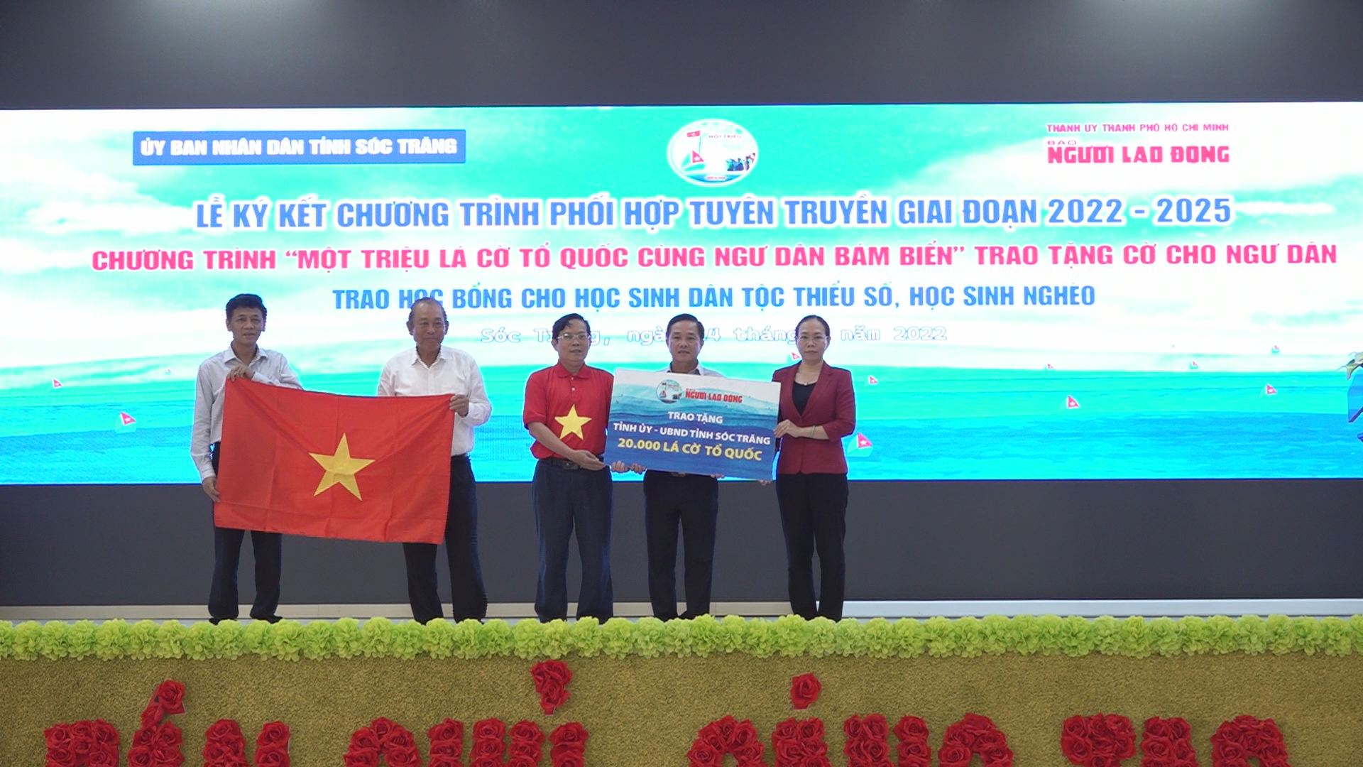 Đ/c Trương Hoà Bình - Nguyên Phó Thủ tướng Chính phủ và lãnh đạo Tỉnh uỷ, UBND tỉnh trao tặng cờ Tổ quốc cho ngư dân, học bổng cho học sinh huyện Trần Đề.  ​
