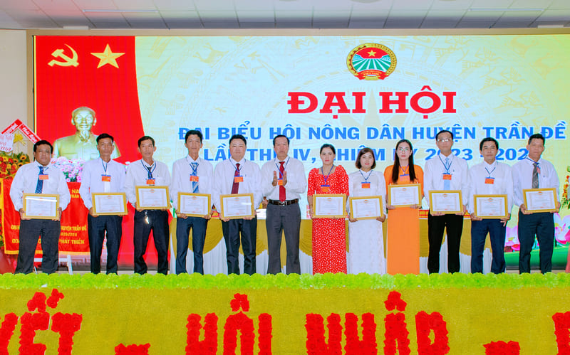 Đồng chí Nguyễn Văn Hòa - Huyện ủy viên, Chủ tịch Hội Nông dân huyện trao tặng giấy khen của Hội Nông dân huyện cho các cá nhân có thành tích xuất sắc trong nhiệm kỳ 2018 - 2023. Ảnh: Đoàn Văn Ân.
