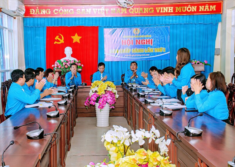 Phiên họp đầu tiên của BCH LĐLĐ huyện Trần Đề, khóa III. Ảnh: Đoàn Văn Ân.