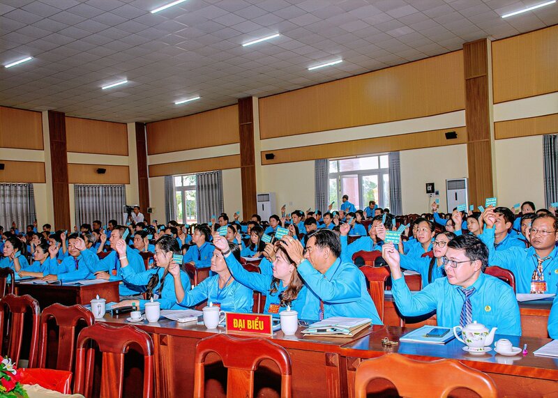 Đại biểu biểu quyết các chỉ tiêu Nghị quyết Đại hội Công đoàn huyện Trần Đề, lần thứ III, nhiệm kỳ 2023-2028. Ảnh: Đoàn Văn Ân. 